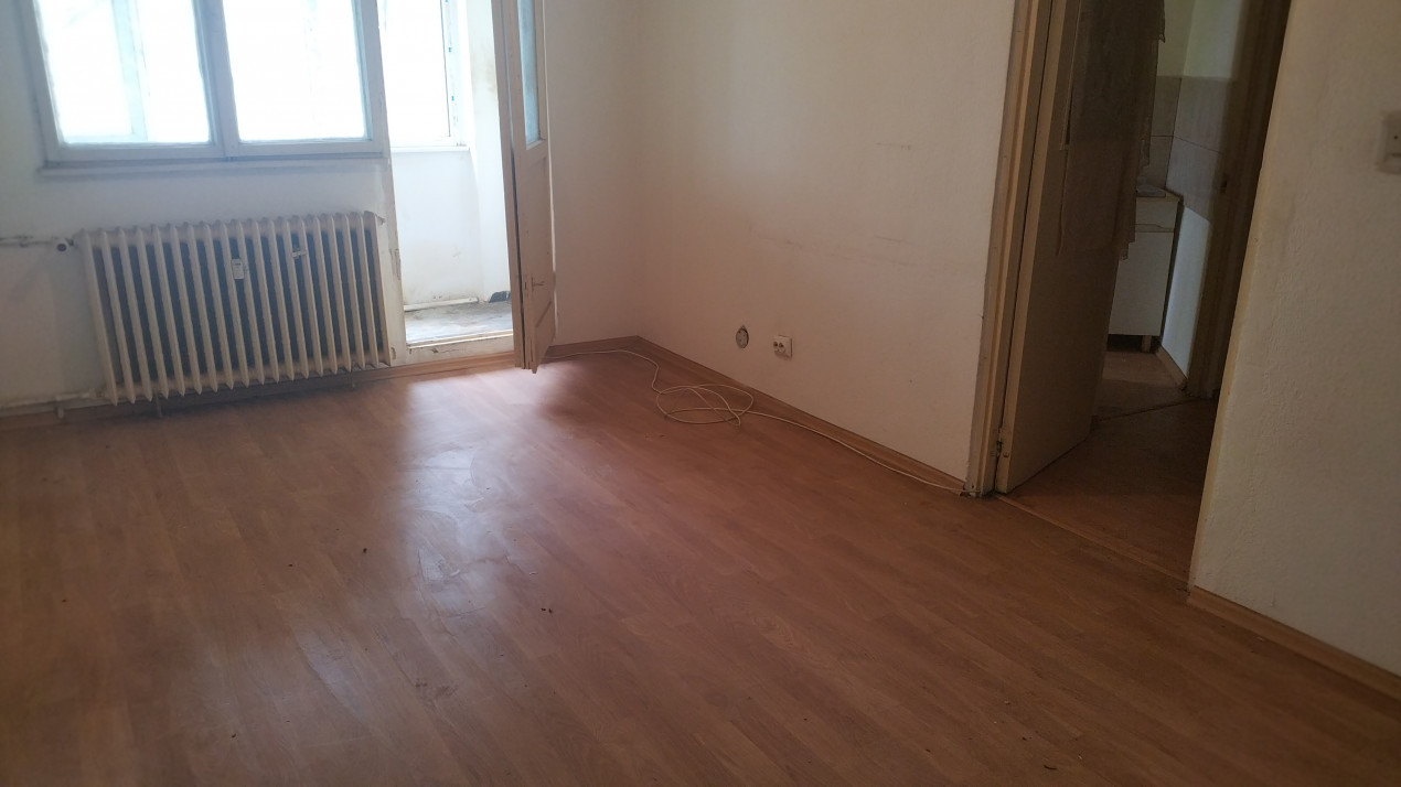 Apartament cu 1 cameră situat vis-a-vis de magazinul TOP